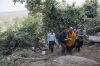 Его Святейшество Далай-лама поднимается к пещере Чаанда Деви в Сирпуре, в которой медитировал индийский философ Нагарджуна. Штат Чаттисгарх, Индия. 14 января 2014 г. Фото: Тензин Чойджор (офис ЕСДЛ)
