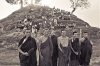 Лама Еше и лама Сопа на групповой фотографии, сделанной во время Четвертого курса по медитации в монастыре Копан в Непале в 1973 году. Фото: www.lamayeshe.com