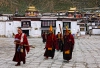 Шигацзе. Монахи идут встречать Панчен ламу. Вообще то их были сотни, эти самые калоритные :)
