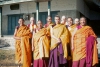 Лама Еше, ген Джампа Вангду и Зина Рачевски с первыми западными монахами,  получившими посвящение в Дхарамсале, Индия, в 1970 году. Фото: www.lamayeshe.com.