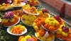 Цветы, поднесенные ступе Махабодхи в Бодхгае, установленной на том месте, где 2600 лет тому назад достиг просветления Будда Шакьямуни. Бодхгая, Индия. Фото: Игорь Янчеглов.