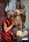 Его Святейшество Далай-лама перед мессой в церки Святого Сальватора в Праге